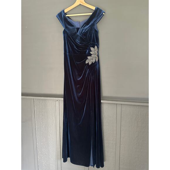 Alex Evenings Off the Shoulder Velvet Gown Sweetheart Neckline Imperial Blue 10 - Picture 5 of 13